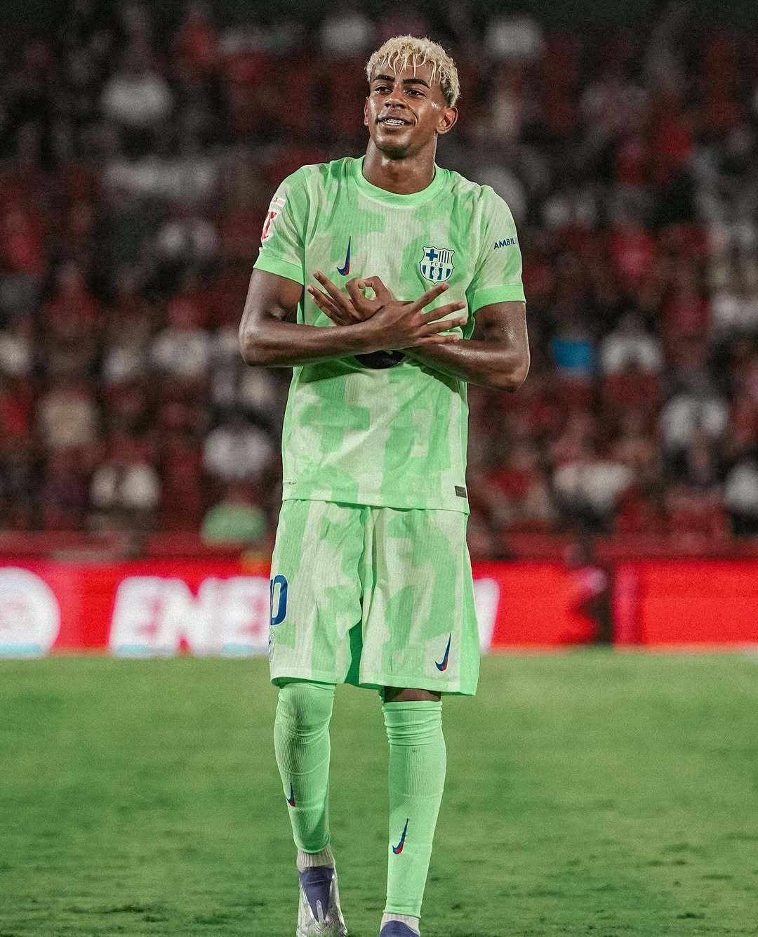 乐鱼体育在线-集结日欧联传出新动向，本菲卡手感冰凉，管理层表态——气氛紧张，年轻球员得到机会