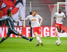 赛后莱比锡调整名单以备法甲；状态回暖环节打磨；目标明确；轮换策略成焦点