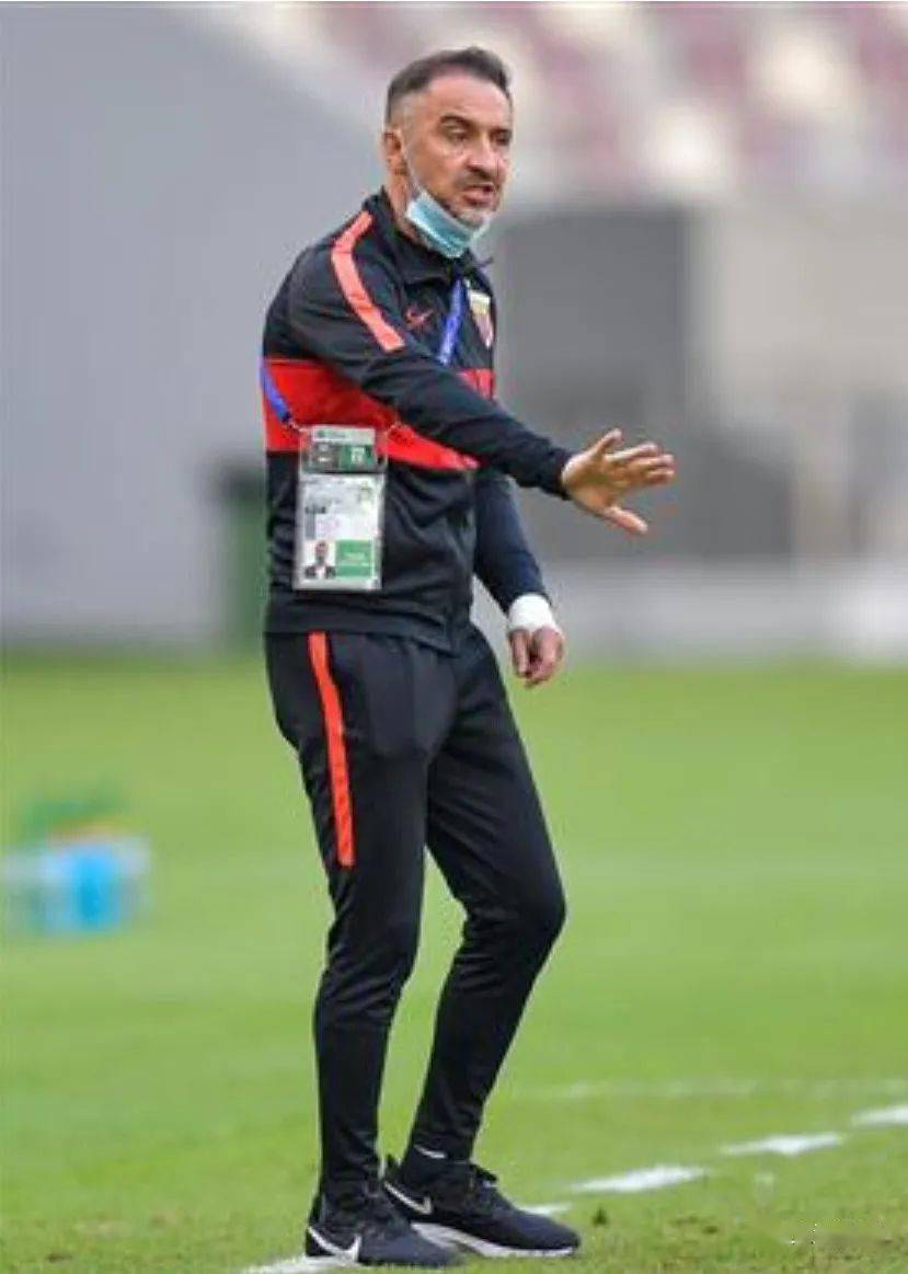 赛前广州队内部沟通：社区盾节点到来；气氛紧张；赛程密集仍需轮换